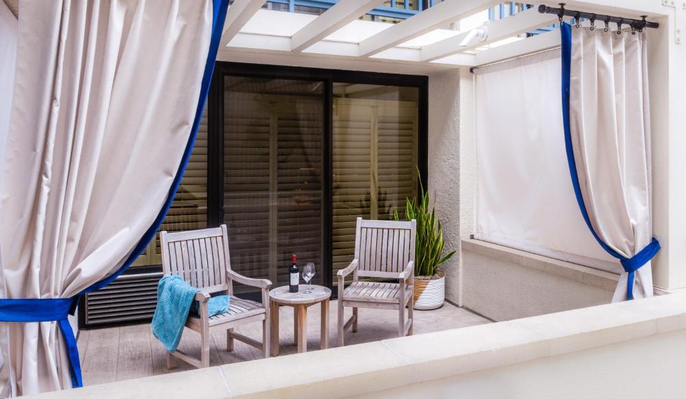 King Room with Courtyard View interior
